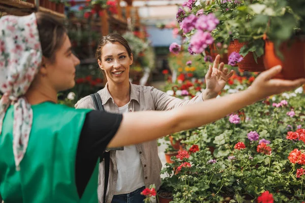 Młoda Kobieta Wybierająca Kupująca Rośliny Kwiaty Młodej Przedsiębiorczyni Centrum Ogrodniczego — Zdjęcie stockowe