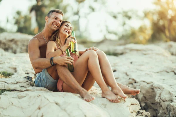 Young Couple Enjoying Love Drinking Beer Beach Sea — Foto Stock