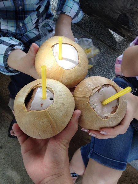 Tres de coco con pajitas. Bebida tailandesa . Imagen de stock