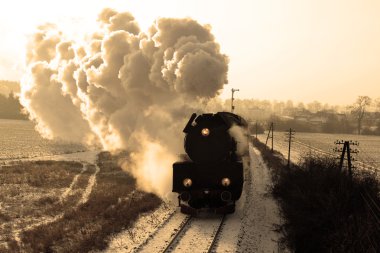 Eski bir buhar treni.