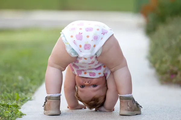 El bebé está jugando en la calle. — Foto de Stock