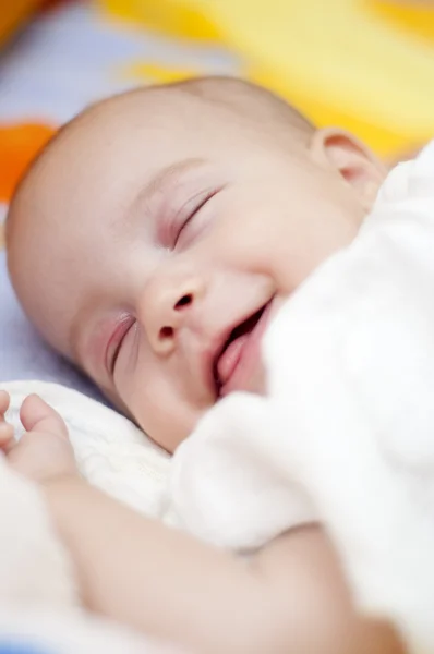 Schlafendes Baby lächelnd — Stockfoto