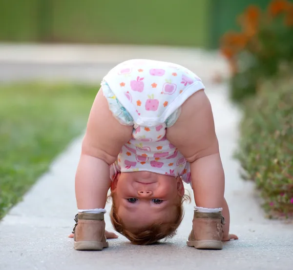 Bébé joue juste dans la rue — Photo