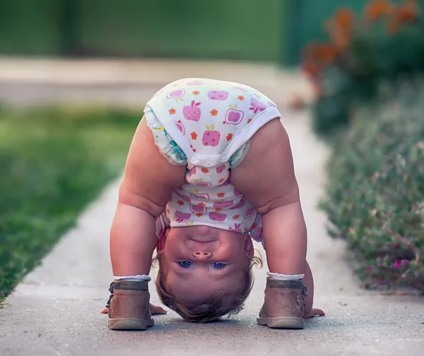 Baby spelar bara på gatan — Stockfoto