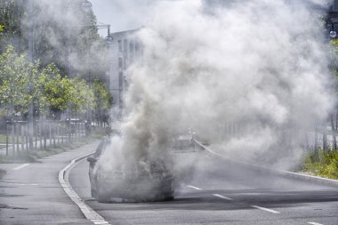 Araba sokağa yakmak
