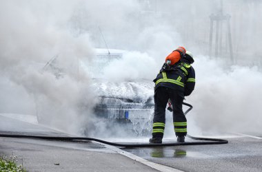 itfaiyeci yanan bir arabadan koyuyor