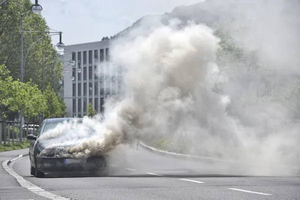 Καίγοντας αυτοκίνητο στο δρόμο — Φωτογραφία Αρχείου