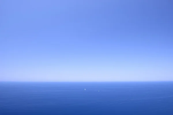Det djupblå havet med blå himmel — Stockfoto