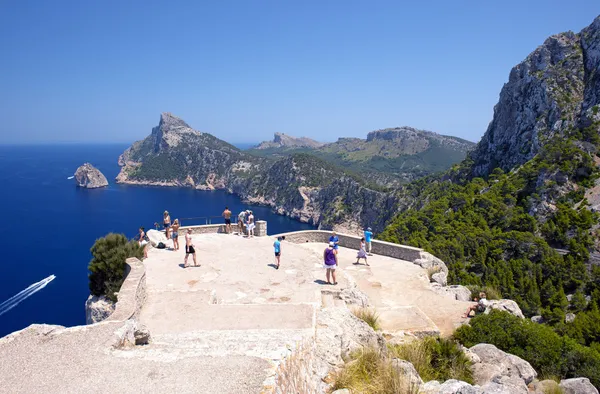 Toeristen op Kaap formentor in mallorca — Stockfoto