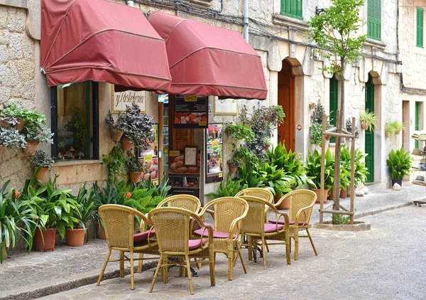 Typical Mediterranean Village with Flower Pots in Facades in Val — Stock Photo, Image