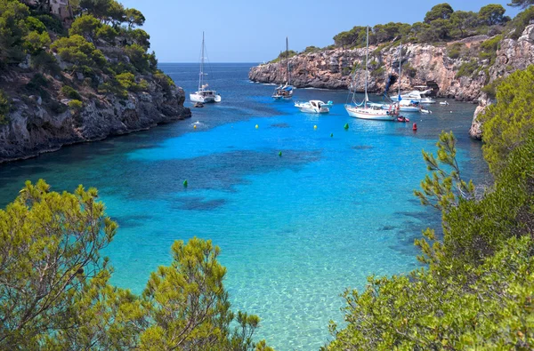 A bela praia de Cala Pi em Maiorca, Espanha — Fotografia de Stock