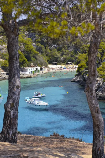 Muchos turistas en la Bahía de Cala Pi en Mallorca, España (Baleari — Foto de Stock