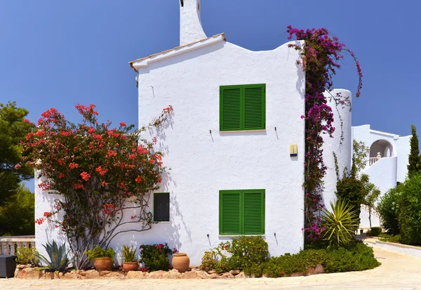 Typisches Haus mit Blumentöpfen auf Mallorca, Spanien — Stockfoto