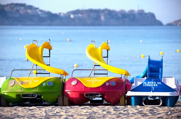 Bicicletas de água em uma praia de areia de Maiorca, Espanha — Fotografia de Stock