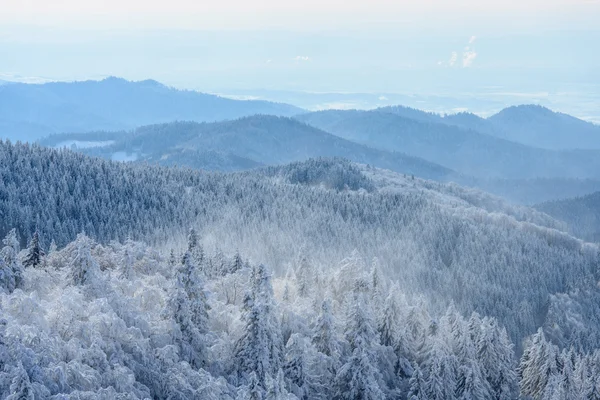 Зимний пейзаж со снежными горами — стоковое фото