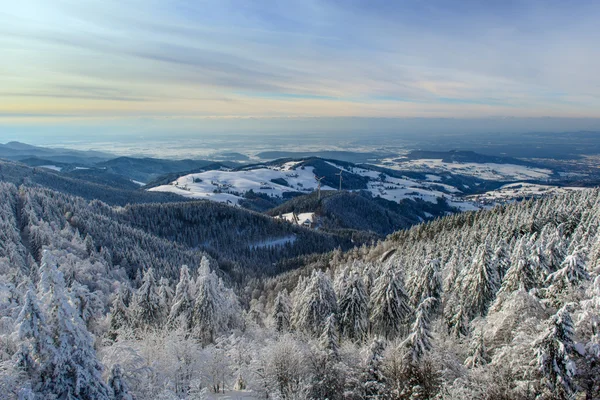 Karlı dağlarla kaplı kış manzarası — Stok fotoğraf
