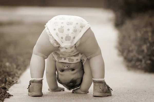 Il bambino sta solo giocando per strada — Foto Stock