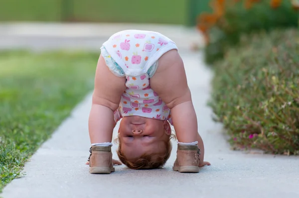Baby spelar bara på gatan — Stockfoto