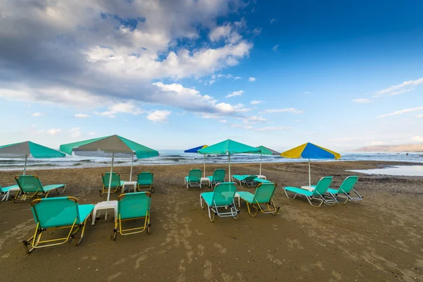 Sandy Beach With Sunbeds — Stock Photo, Image