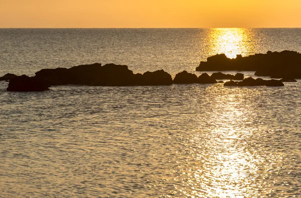 Deniz üzerinde güzel renkli gün batımı — Stok fotoğraf