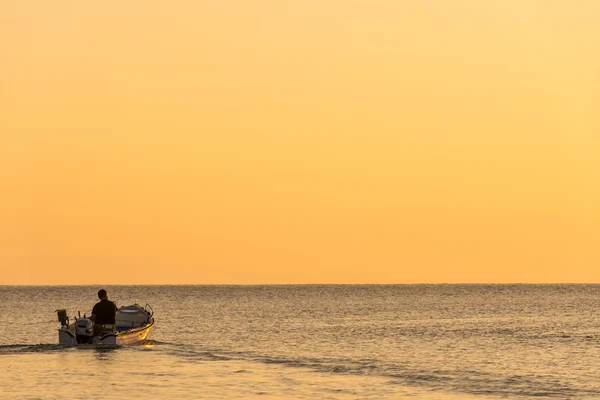 Bateau à moteur à la mer Méditerranée en Crète — Photo