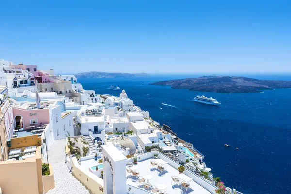 Schöne Aussicht auf das Meer und den Vulkan von Fira — Stockfoto