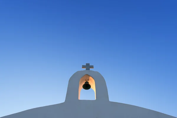 Wit kruis tegen de blauwe hemel — Stockfoto