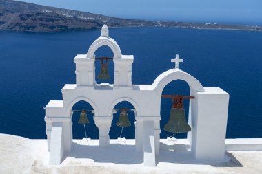 çapraz ile beyaz çinilerini ve çan oia, santorini, Yunanistan