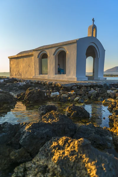 Witte kerk door zonsopgang in Kreta — Stockfoto
