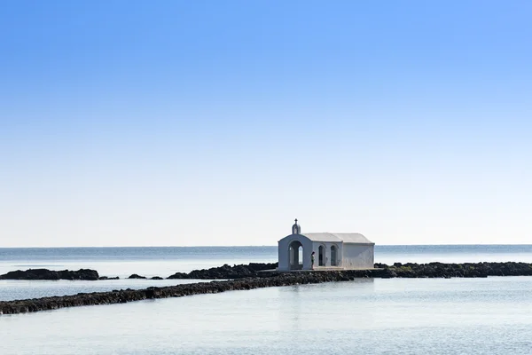 Iglesia blanca al amanecer en Creta — Foto de Stock