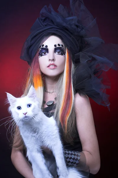 kedi ile genç bayan.