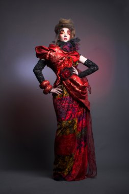 Kırmızılı Kadın.