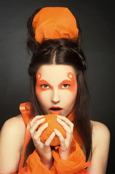 Pomarańczowa dziewczyna. — Zdjęcie stockowe