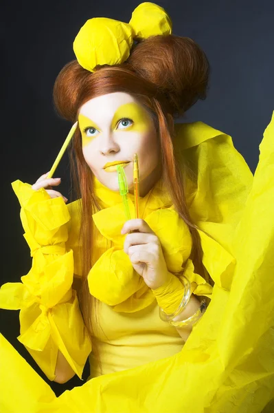 Dívka v žlutá. — Stock fotografie
