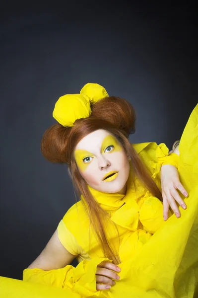 Menina em amarelo . — Fotografia de Stock