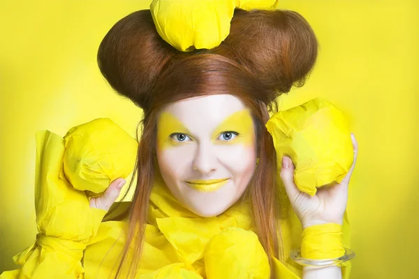 Menina em amarelo . — Fotografia de Stock