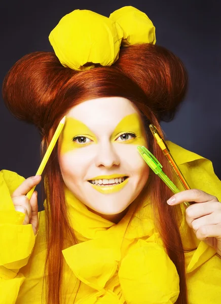 Menina em amarelo . — Fotografia de Stock