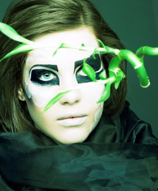 bambu ile genç kadın