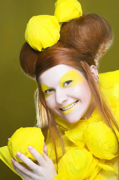 Chica en amarillo . —  Fotos de Stock