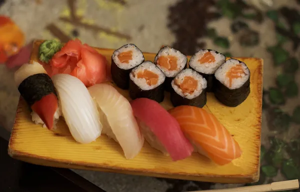 Sushi och rullar — Stockfoto