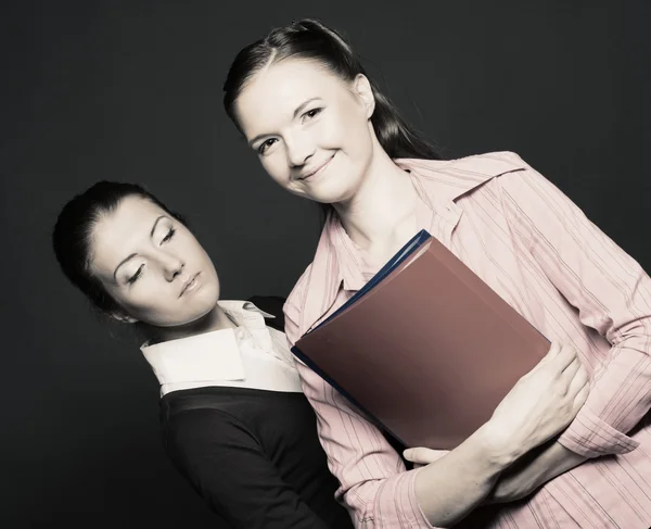 Dos mujeres jóvenes — Foto de Stock