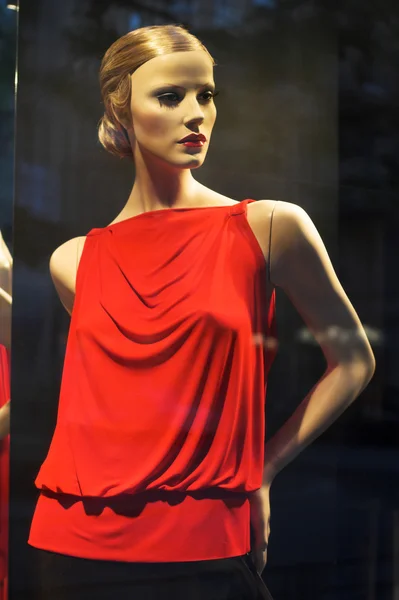 現代の服の店の窓 — ストック写真