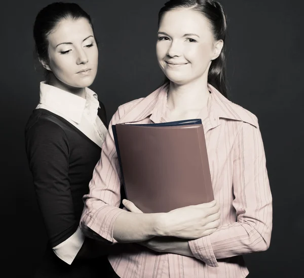 Dos mujeres jóvenes — Foto de Stock