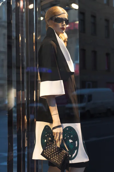 Moderna vetrina negozio di abbigliamento — Foto Stock