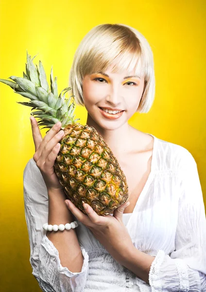 Girl with pineapple — Stock Photo, Image