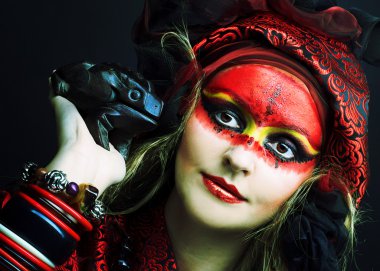 Yaratıcı makyajlı kadın