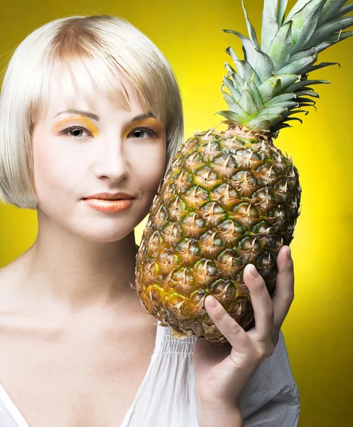 Lány, ananász — Stock Fotó