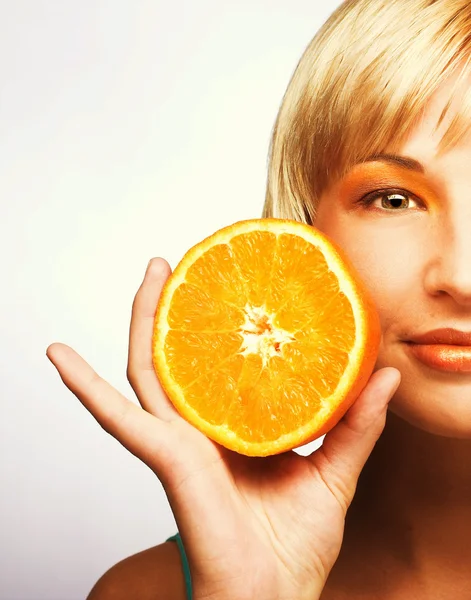 Mujer con naranjas — Foto de Stock