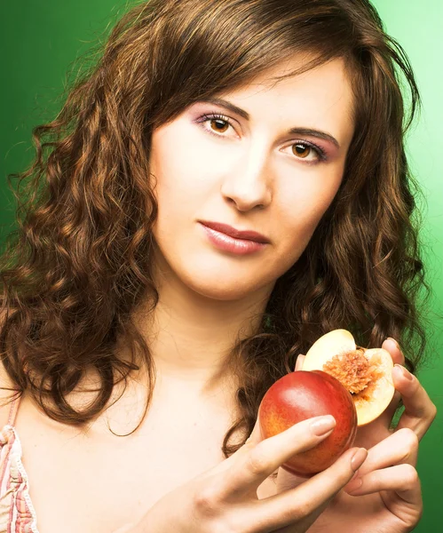Woman with peaches — Stock Photo, Image