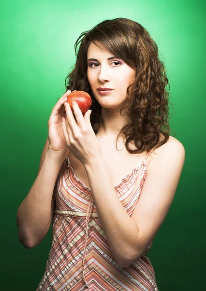 Vrouw met perziken — Stockfoto